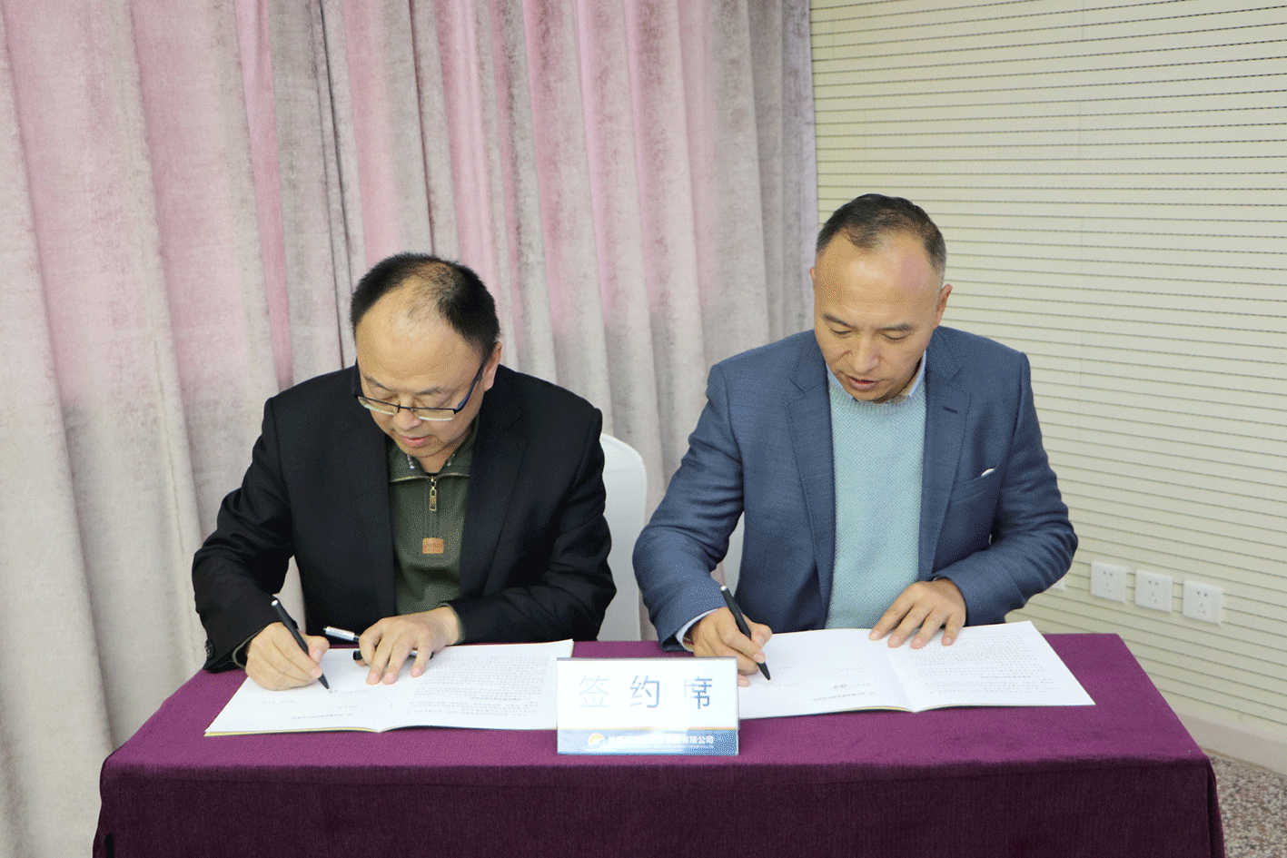 1676450504128735.gif 合.gif