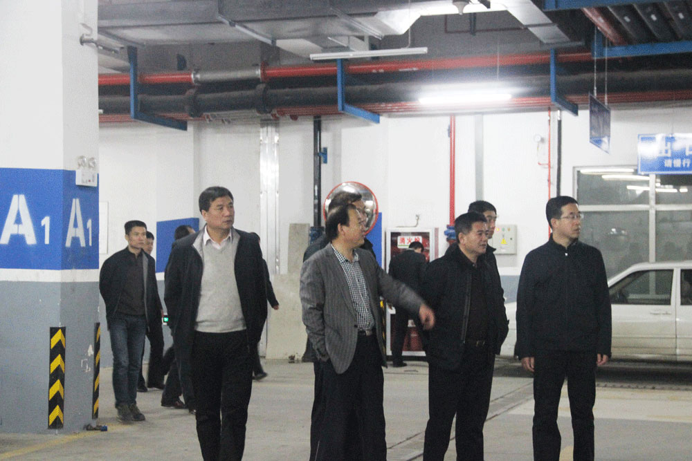 检查小区地下车库.jpg 检查小区地下车库.jpg