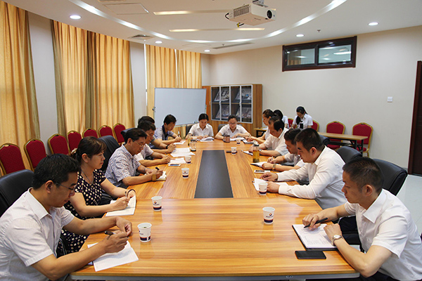 01集团公司向考核小组汇报工作.jpg 01集团公司向考核小组汇报工作.jpg