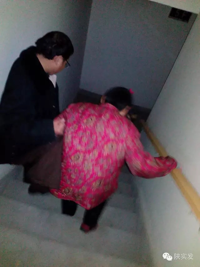 帮扶业主下楼.webp.jpg 帮扶业主下楼.webp.jpg