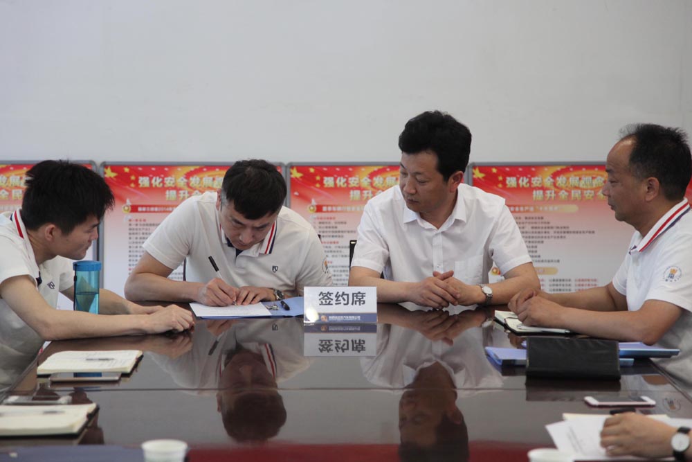 4公司执行董事段飞与驾驶员代表签订《2016年驾驶员安全生产承诺书》.jpg 4公司执行董事段飞与驾驶员代表签订《2016年驾驶员安全生产承诺书》.jpg