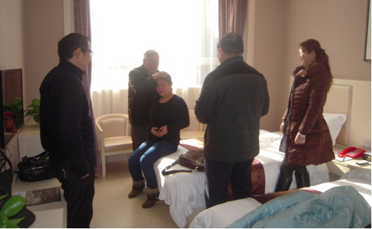 2殷克敬教授为患者诊治.png 2殷克敬教授为患者诊治.png